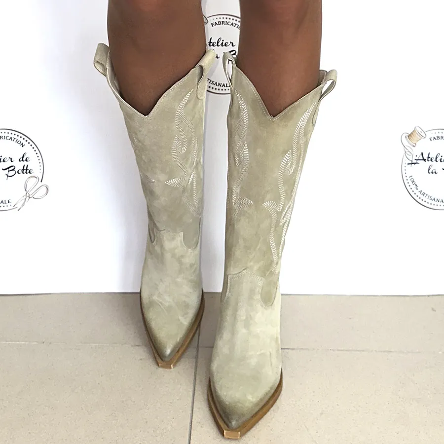 Bota cowboy ante beige con tacón
