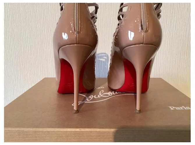 Christian Louboutin Gortika desnuda Beige 