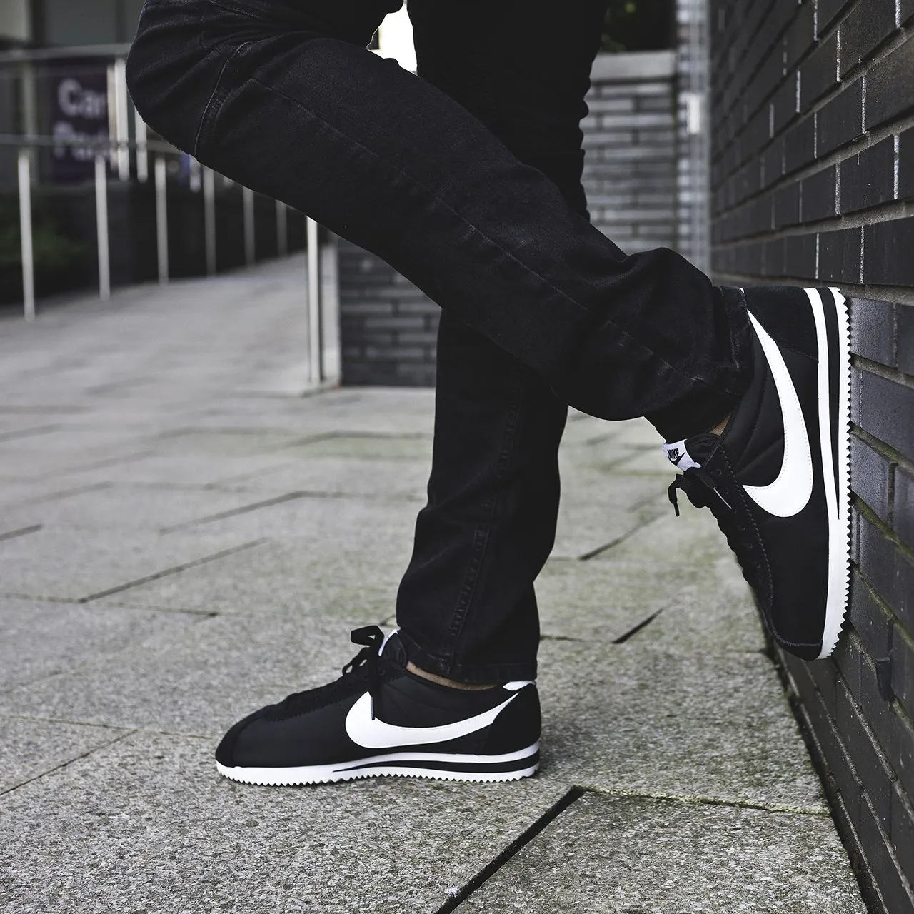 N372O NIKE CORTEZ NEGRO BLANCO EN PIEL