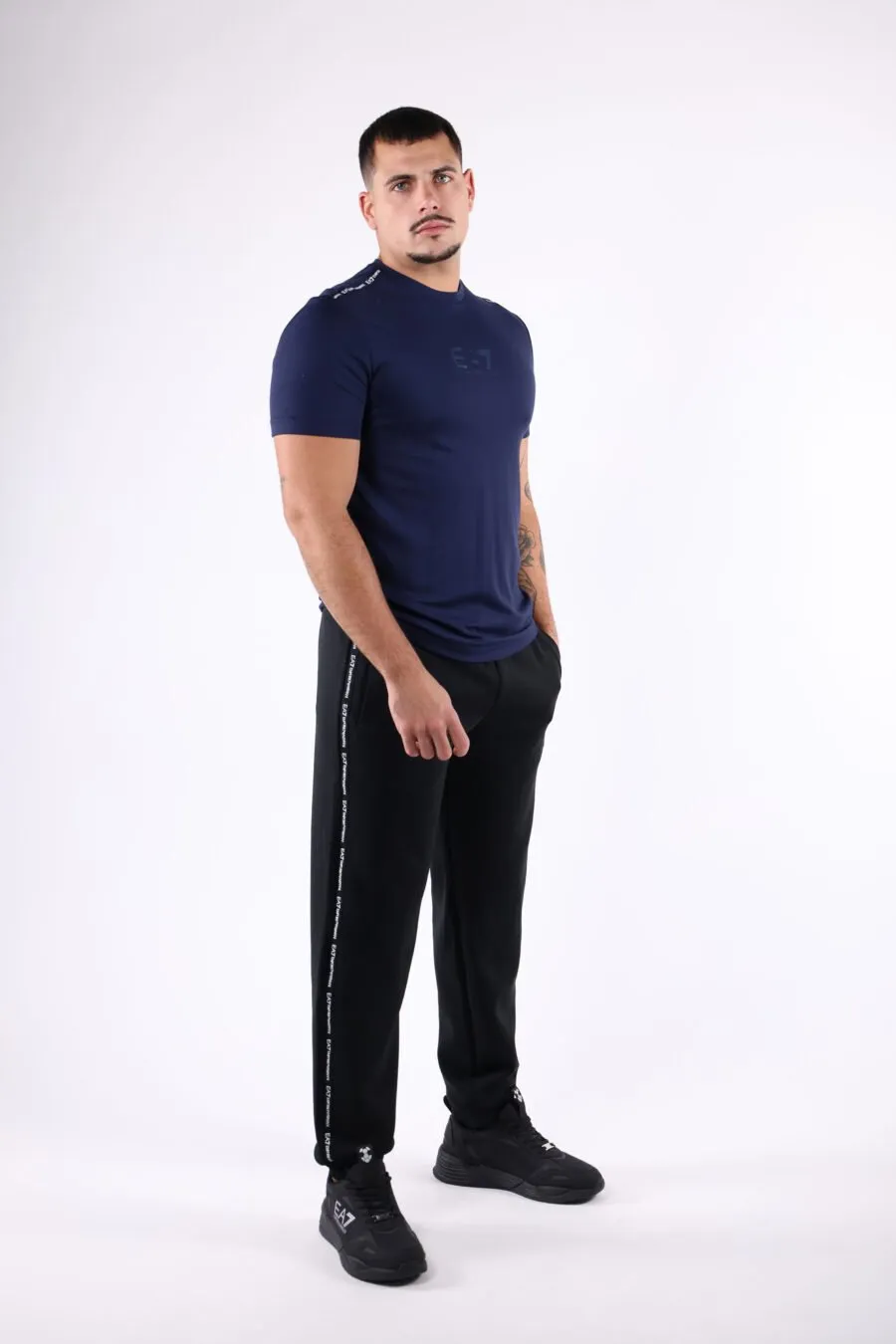 Pantalón de chándal negro con mini logo blanco en cinta en laterales