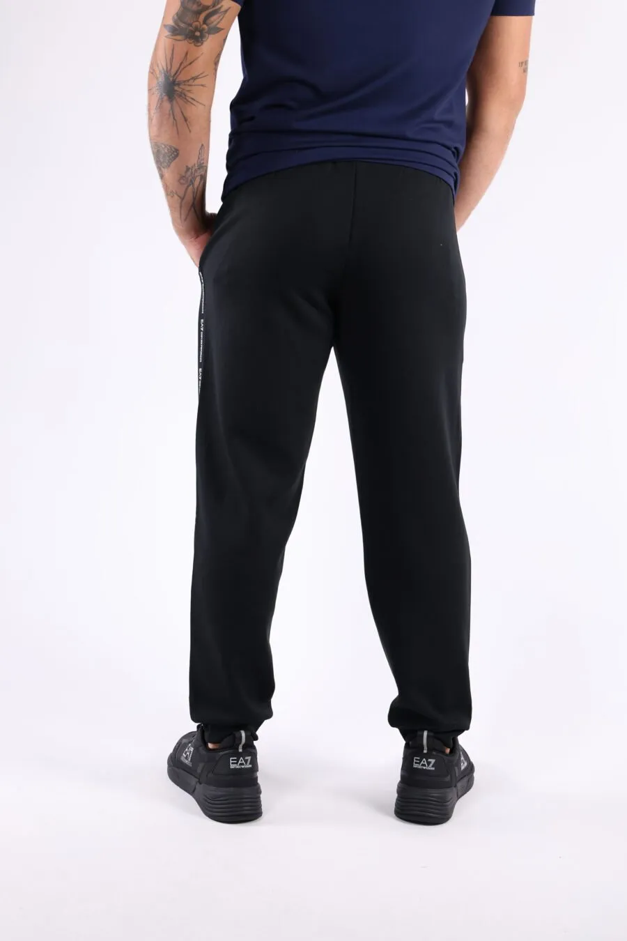 Pantalón de chándal negro con mini logo blanco en cinta en laterales