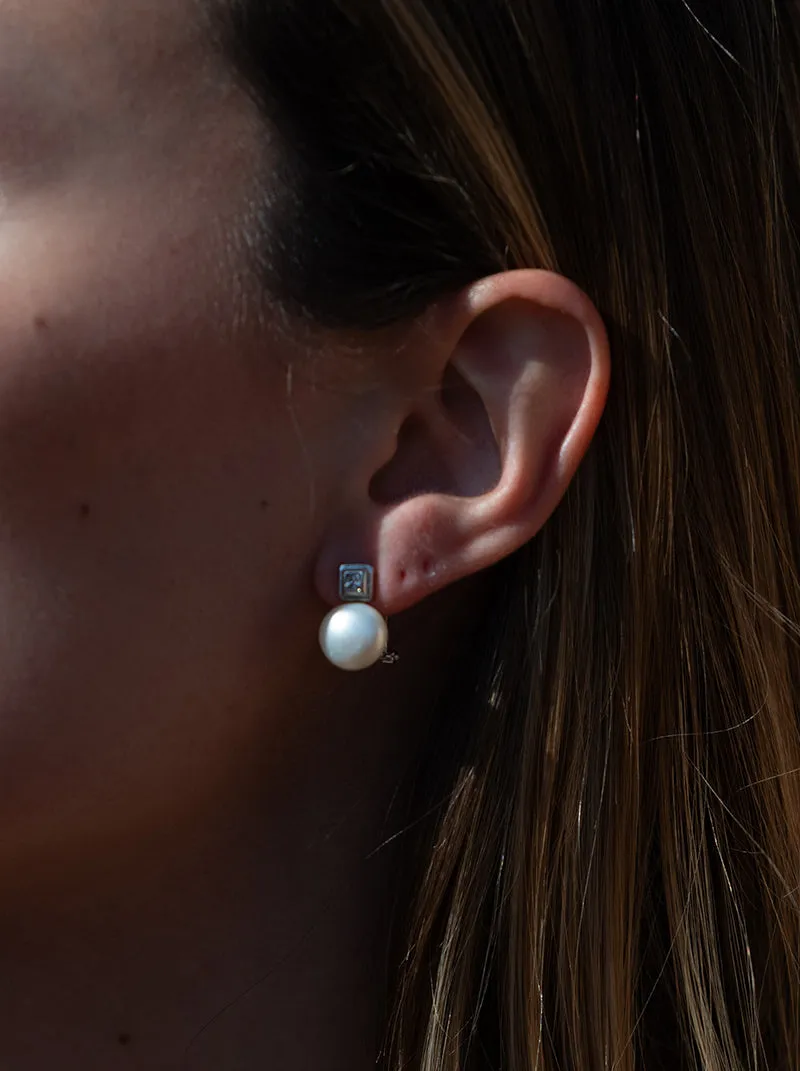 Pendientes perlas de plata estilo tu y yo con detalle cuadrado de circonita