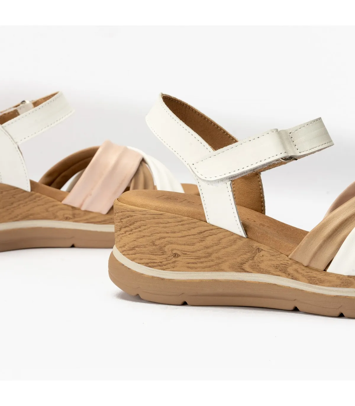 Sandalia con tiras en nude, blanco y taupe de cuña alta