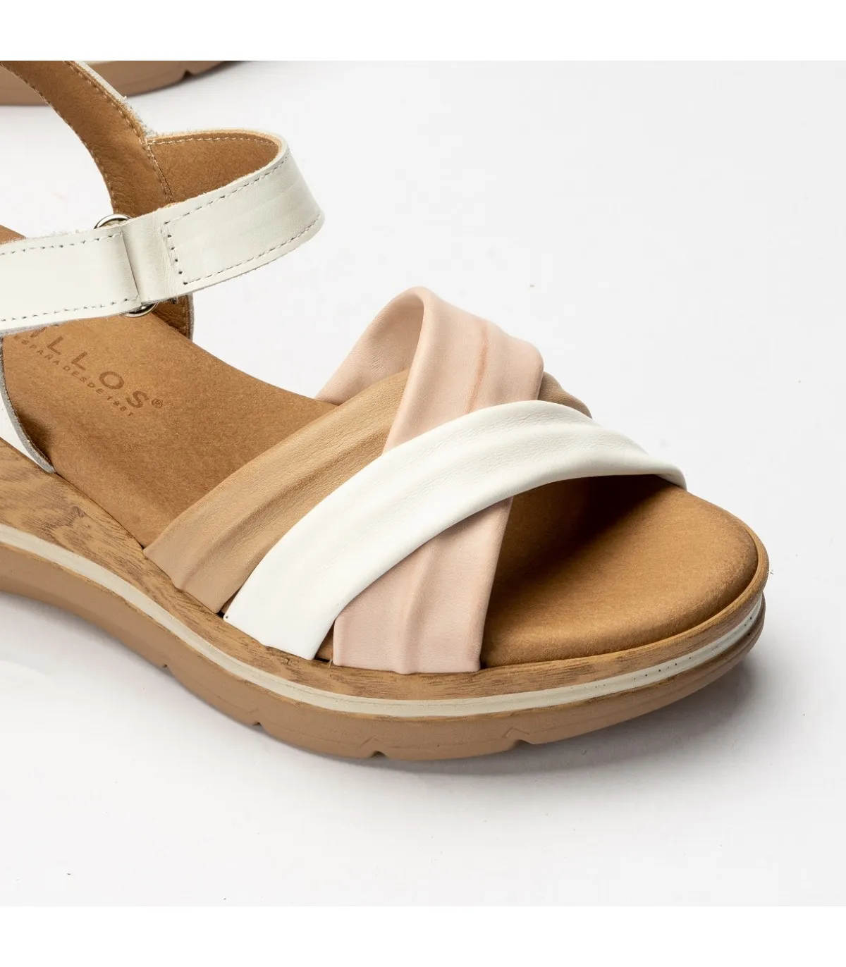 Sandalia con tiras en nude, blanco y taupe de cuña alta