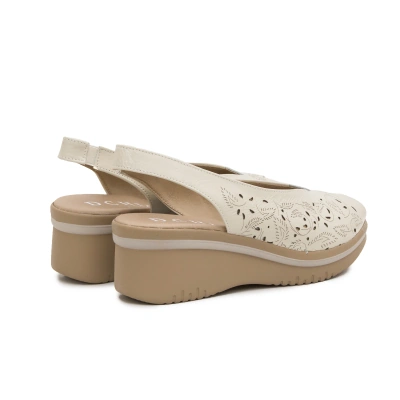 Sandalia cuña charol beige D’chicas